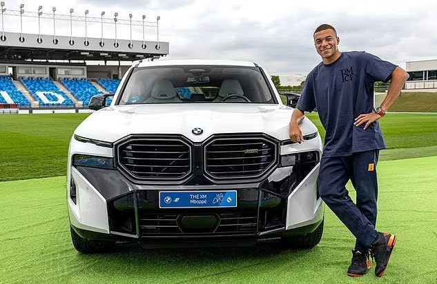 Mbappe chọn phiên bản màu trắng. Ảnh: Real Madrid