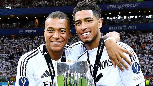 Mbappe và Bellingham chụp cùng UEFA Super Cup giữa tháng 8. Ảnh: X Champions League