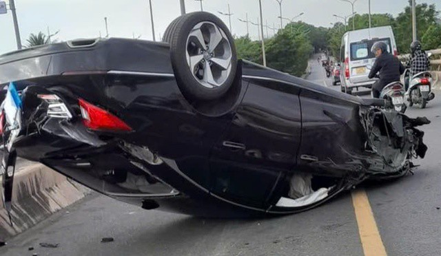 Chiếc xe Honda Accord "phơi bụng" trên mặt đường. Ảnh: F.B.