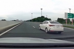 Đi lùi ở cao tốc bị trừ hết 12 điểm trên giấy phép lái xe, mức phạt có quá nặng?