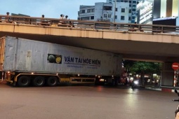 Tin tức trong ngày - Phạt tiền, tước bằng lái tài xế xe container mắc kẹt dưới gầm cầu Ngã Tư Sở