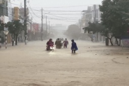 Lũ lớn sau bão số 6 ở Quảng Bình: "Nước lũ lên quá nhanh, không kịp...