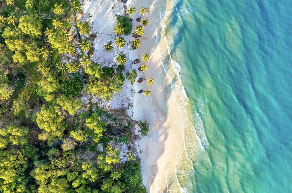 Biển Phú Quốc nổi tiếng với màu nước ngọc bích xanh thẳm đặc trưng