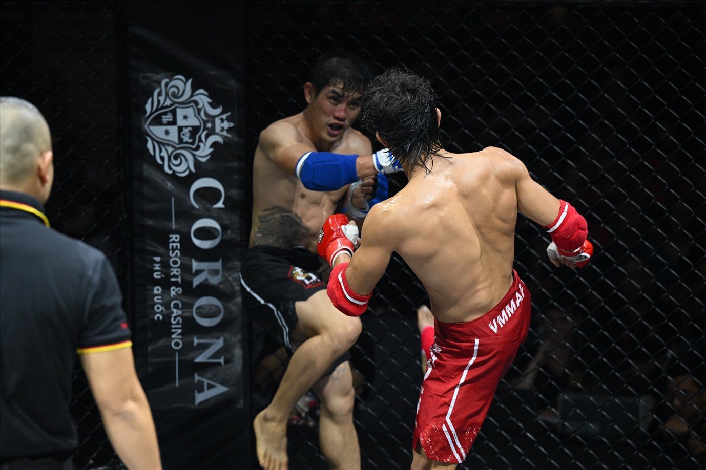 “Độc cô cầu bại” Nguyễn Trần Duy Nhất liên tục dồn đối thủ trong một trận đấu MMA 2022