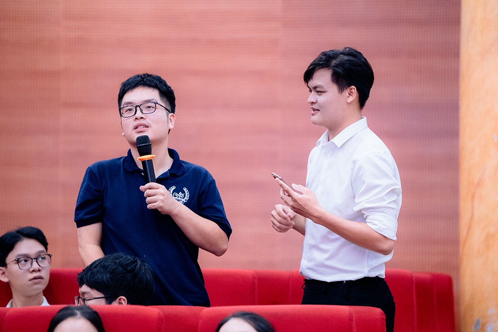 Các bạn sinh viên thảo luận sôi nổi