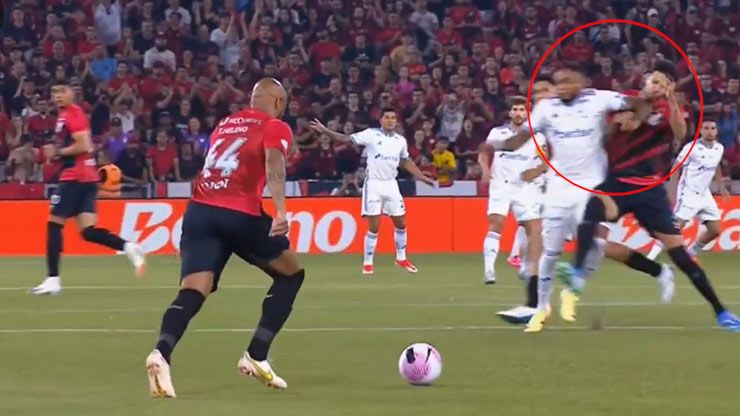 Rafa Silva dùng cùi chỏ thúc vào cổ Kaique Rocha