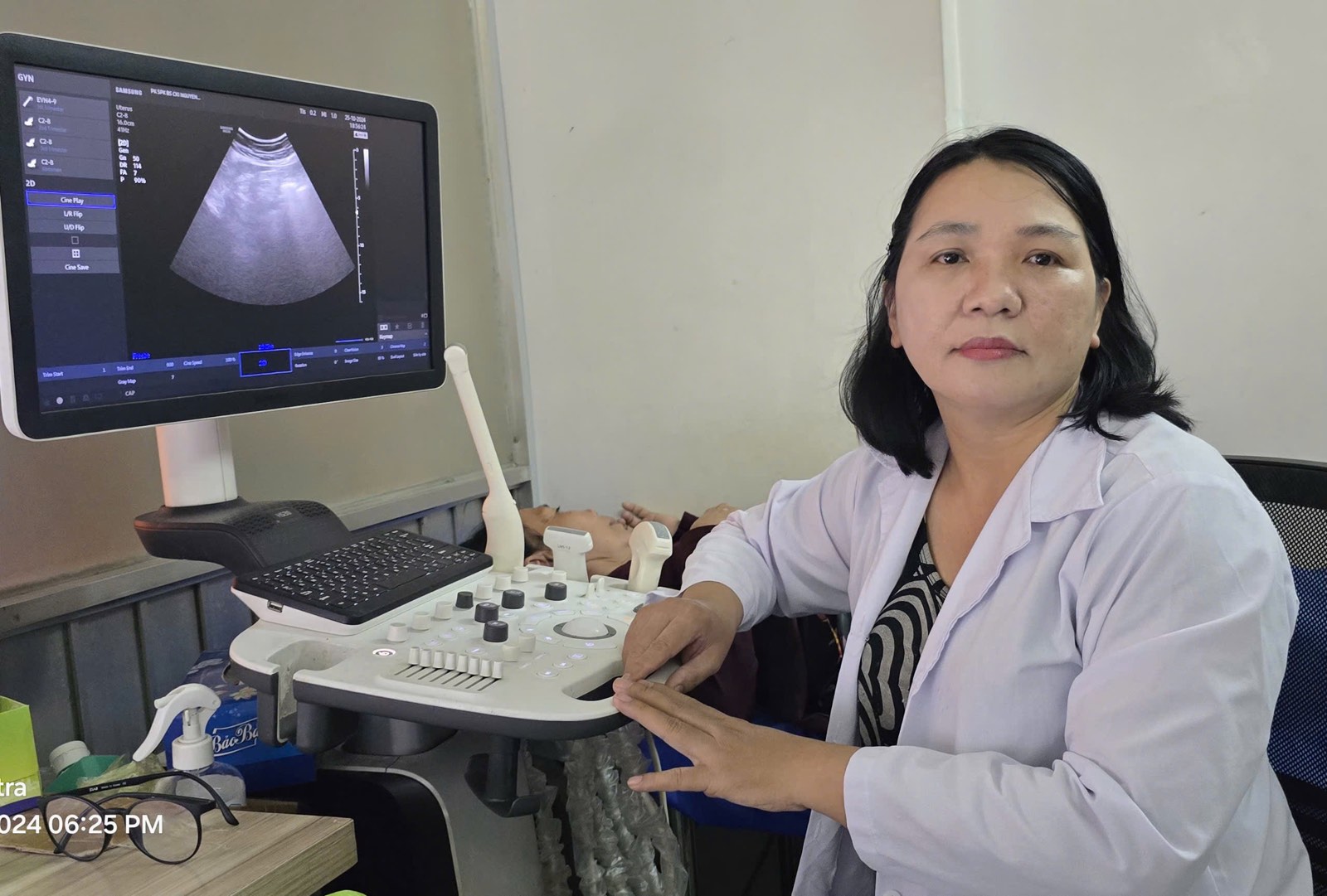 Đến năm 2000, bác sĩ chính thức tốt nghiệp Đại học Y, chuyên ngành Bác sĩ Đa khoa. Sau đó, vào năm 2006, bác sĩ được Đại học Y Dược TP.HCM cấp bằng Chuyên khoa 01 - Sản phụ khoa và năm 2018 được cấp bằng Chuyên khoa 01 - Chẩn đoán hình ảnh. Ảnh: Bác sĩ Nguyễn Thị Thu Tuyết