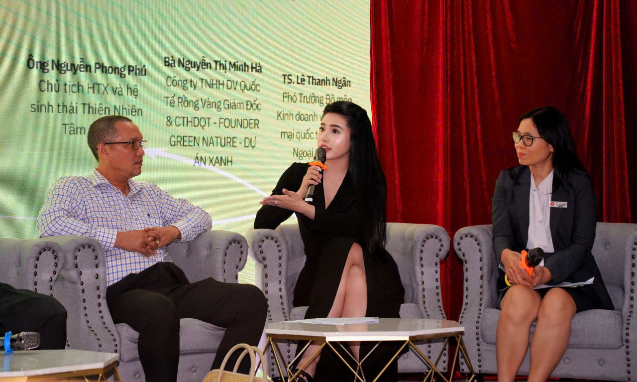 Bà Nguyễn Thị Minh Hà (giữa) chia sẻ tại 1 buổi hội thảo chuyển đổi xanh