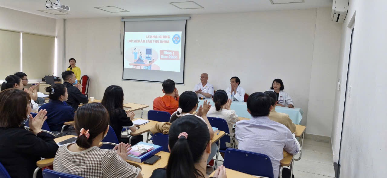 Với vai trò đứng lớp đào tạo, bác sĩ Thu Tuyết đã thực hiện các bào giảng chuyên sâu về siêu âm và siêu âm sản phụ như siêu âm bất thường hệ cơ xương thai nhi, siêu âm đánh giá vùng chậu nữ, siêu âm hệ tiết niệu v.v. Ảnh: Bác sĩ Nguyễn Thị Thu Tuyết