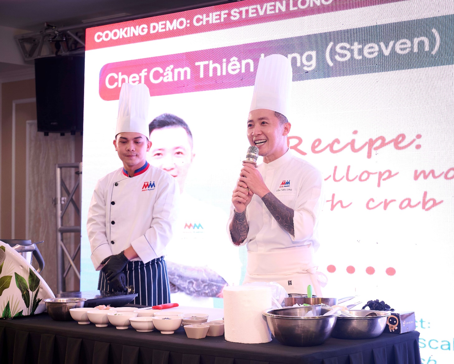 Đầu bếp Cẩm Thiên Long (bên phải) – Đại sứ Thương hiệu của MMVN mang đến buổi trình diễn nấu ăn nghệ thuật đầy sắc màu