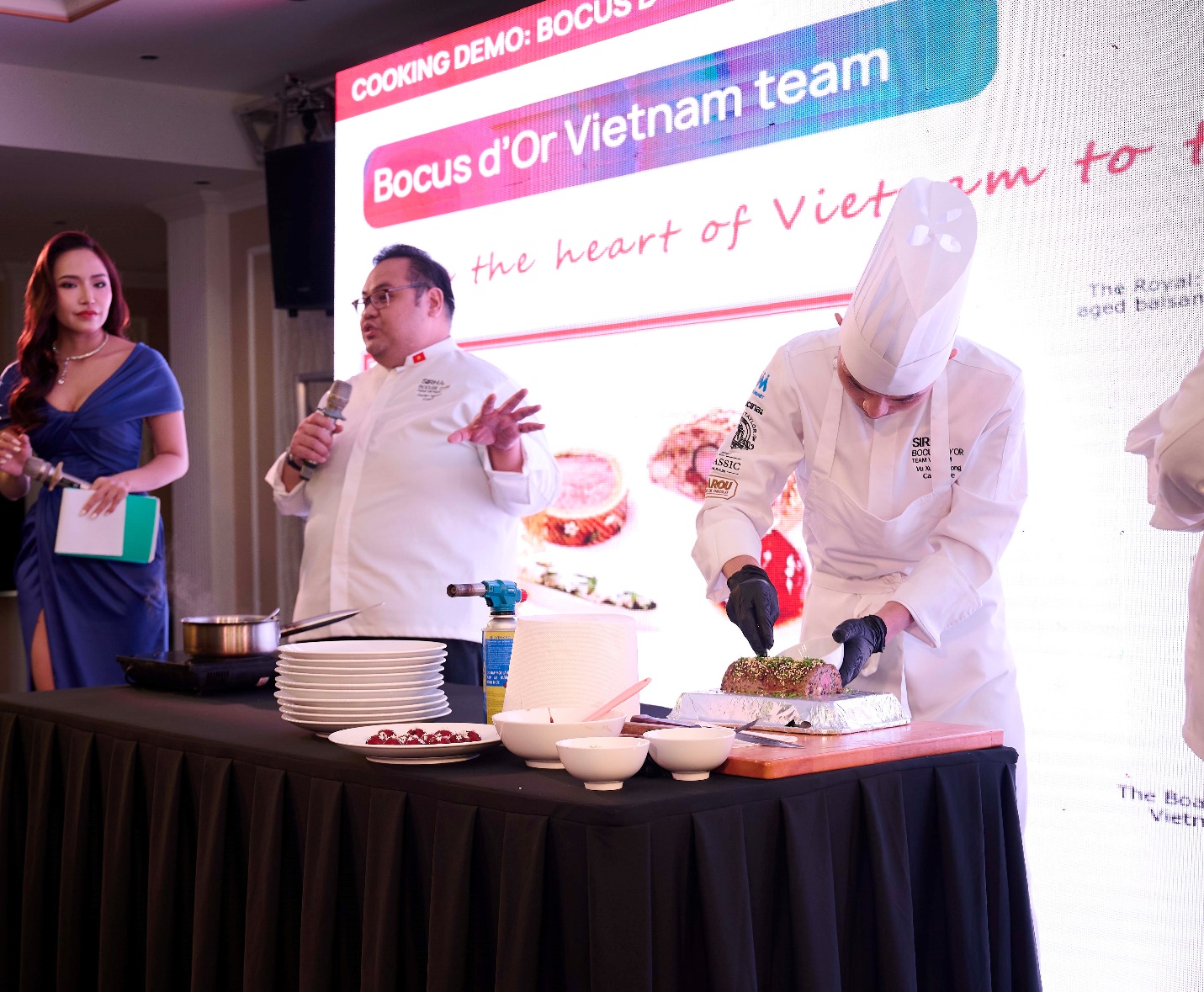 Các đầu bếp của Đội tuyển Bocuse d’OR Việt Nam 2024 thực hiện các màn trình diễn ẩm thực tại sự kiện