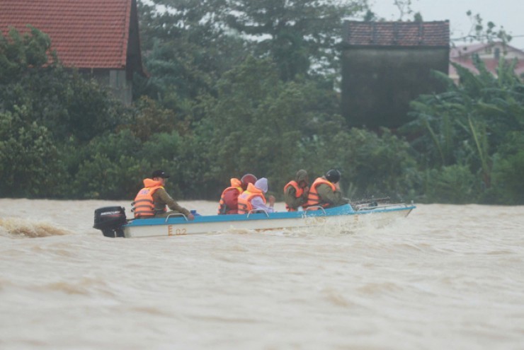 Chạy lũ bên dòng Kiến Giang