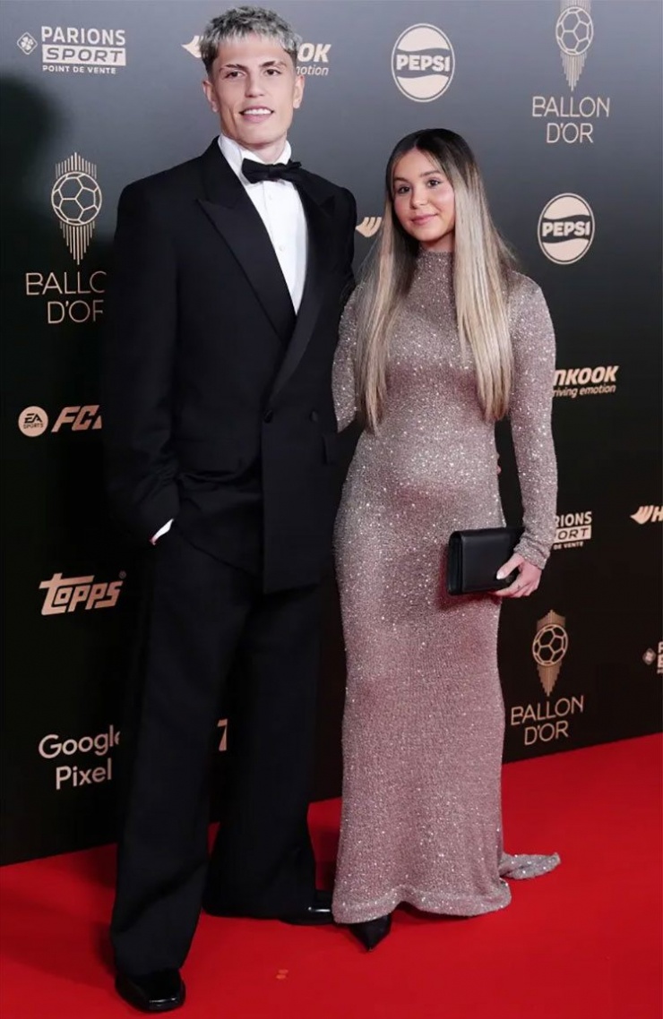 MU young star Alejandro Garnacho with girlfriend Eva Garcia. The Argentine striker is one of the candidates for the Kopa award for best player of the year.