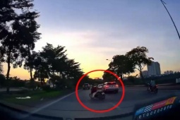 Clip: Xe máy mất lái, loạng choạng đâm vào ô tô