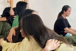 Bạn trẻ - Cuộc sống - Chi tiền để được khóc