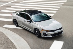 KIA K5 giá từ 859 triệu đồng, giảm 50% phí trước bạ