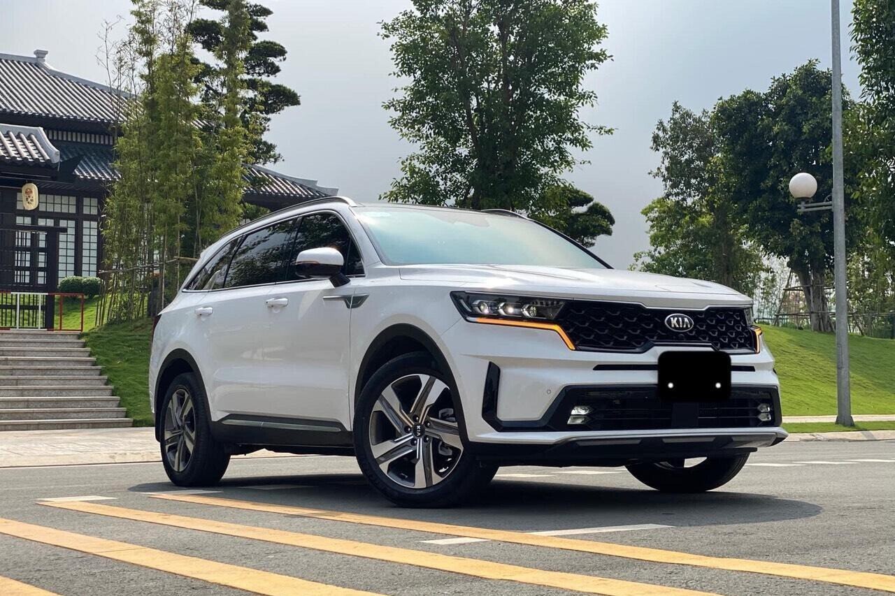 KIA Sorento có thiết kế hơi vuông vức, nam tính nhưng cũng không kém phần thời trang.