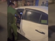 Pháp luật - Bắt tài xế lái ô tô bỏ chạy khiến cửa xe đập vào mặt công an ở Gò Vấp