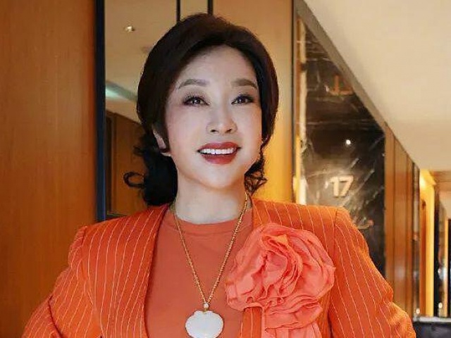 Ồn ào 'ngoại tình ở tuổi 65' của Lưu Hiểu Khánh gây sốt mạng xã hội