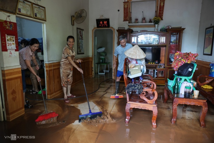 Người Biên Hòa tất bật dọn nhà, trường học sau lũ - 2