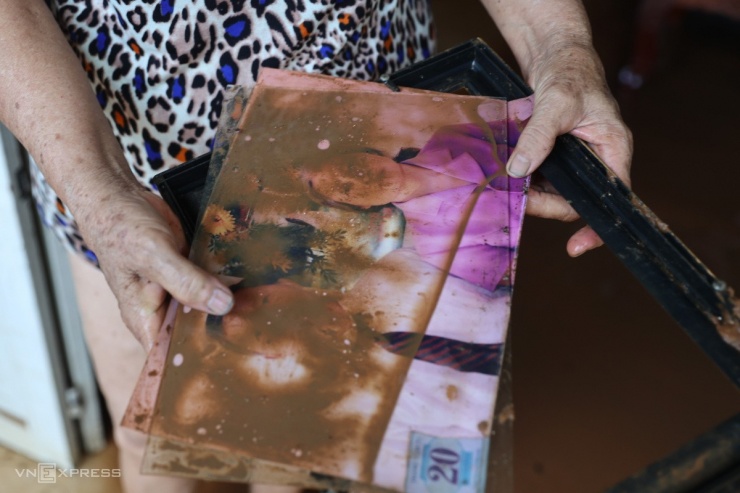 Người Biên Hòa tất bật dọn nhà, trường học sau lũ - 3