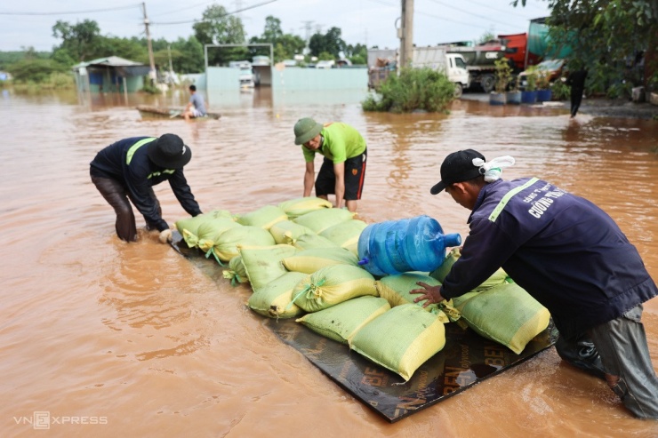Người Biên Hòa tất bật dọn nhà, trường học sau lũ - 8