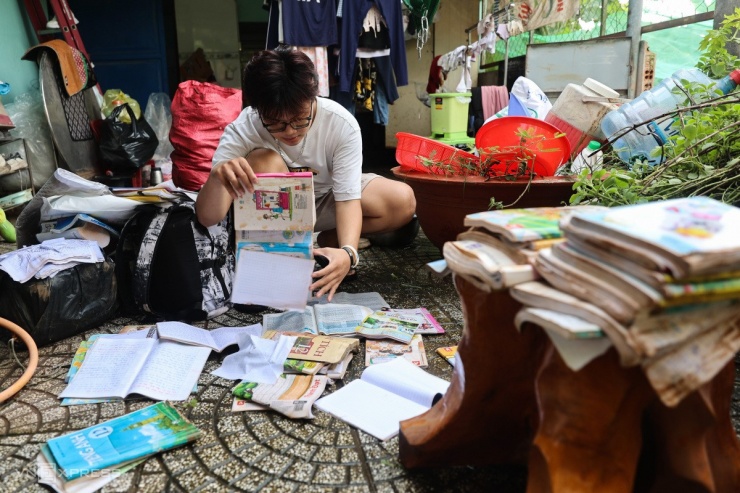 Người Biên Hòa tất bật dọn nhà, trường học sau lũ - 5