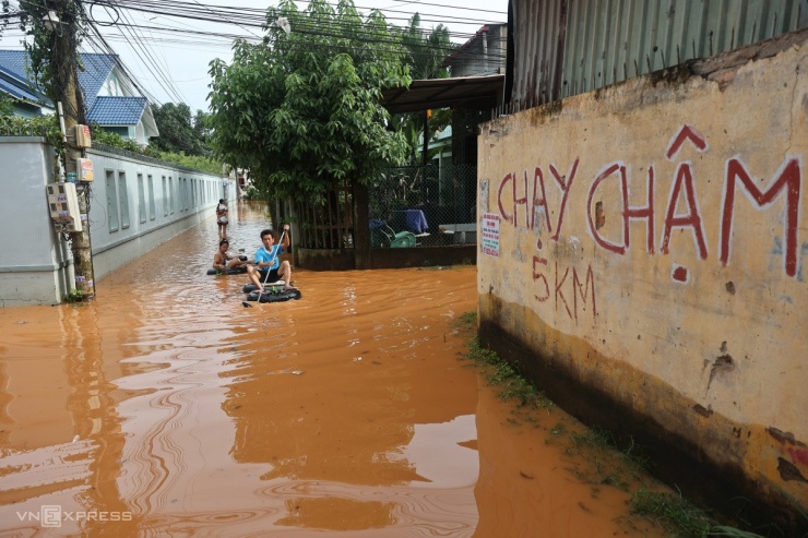 Người Biên Hòa tất bật dọn nhà, trường học sau lũ - 11