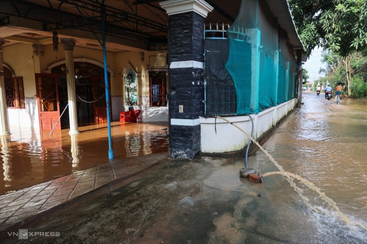 Người Biên Hòa tất bật dọn nhà, trường học sau lũ - 9