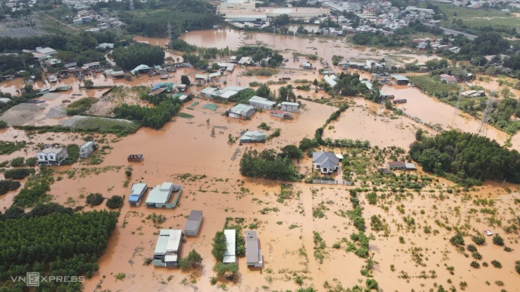 Người Biên Hòa tất bật dọn nhà, trường học sau lũ - 12