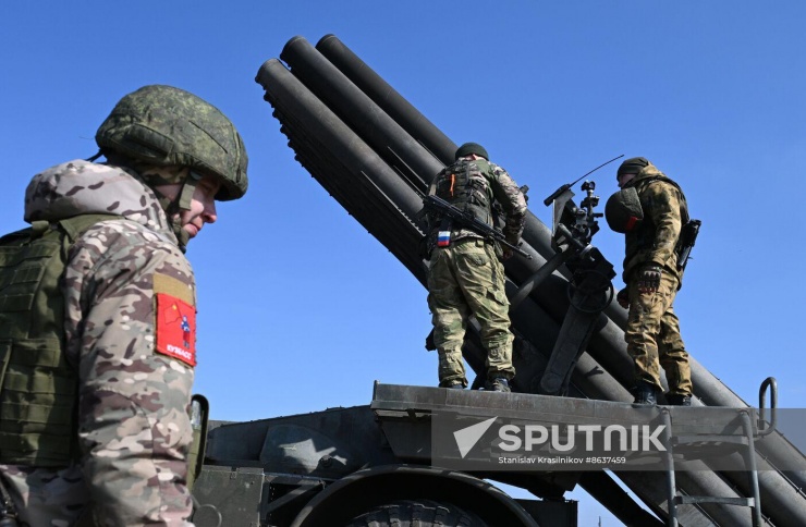 Quân nhân Nga chuẩn bị bắn hệ thống tên lửa phóng loạt BM-27 9K57 Uragan. Ảnh: Sputnik