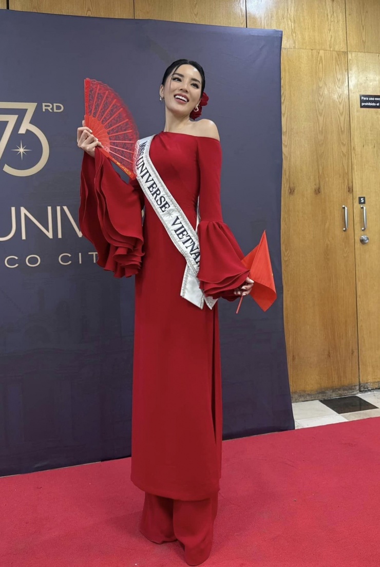 Kỳ Duyên cầm quốc kỳ, catwalk ngày nhập cuộc Miss Universe.