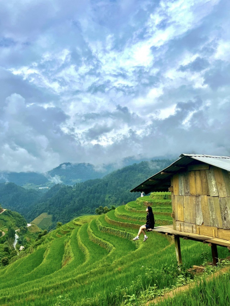 Và đây là đồi Mâm Xôi cũng thuộc Mù Cang Chải, Yên Bái. Cô bị ngã xe 3 lần vì đường trơn và đổ đường ở Mâm Xôi, do thời điểm đến đây thì trời mưa.