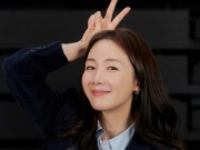Làm đẹp - Thói quen mỗi sáng giúp Choi Ji Woo giữ da đẹp, dáng thon ở tuổi 49