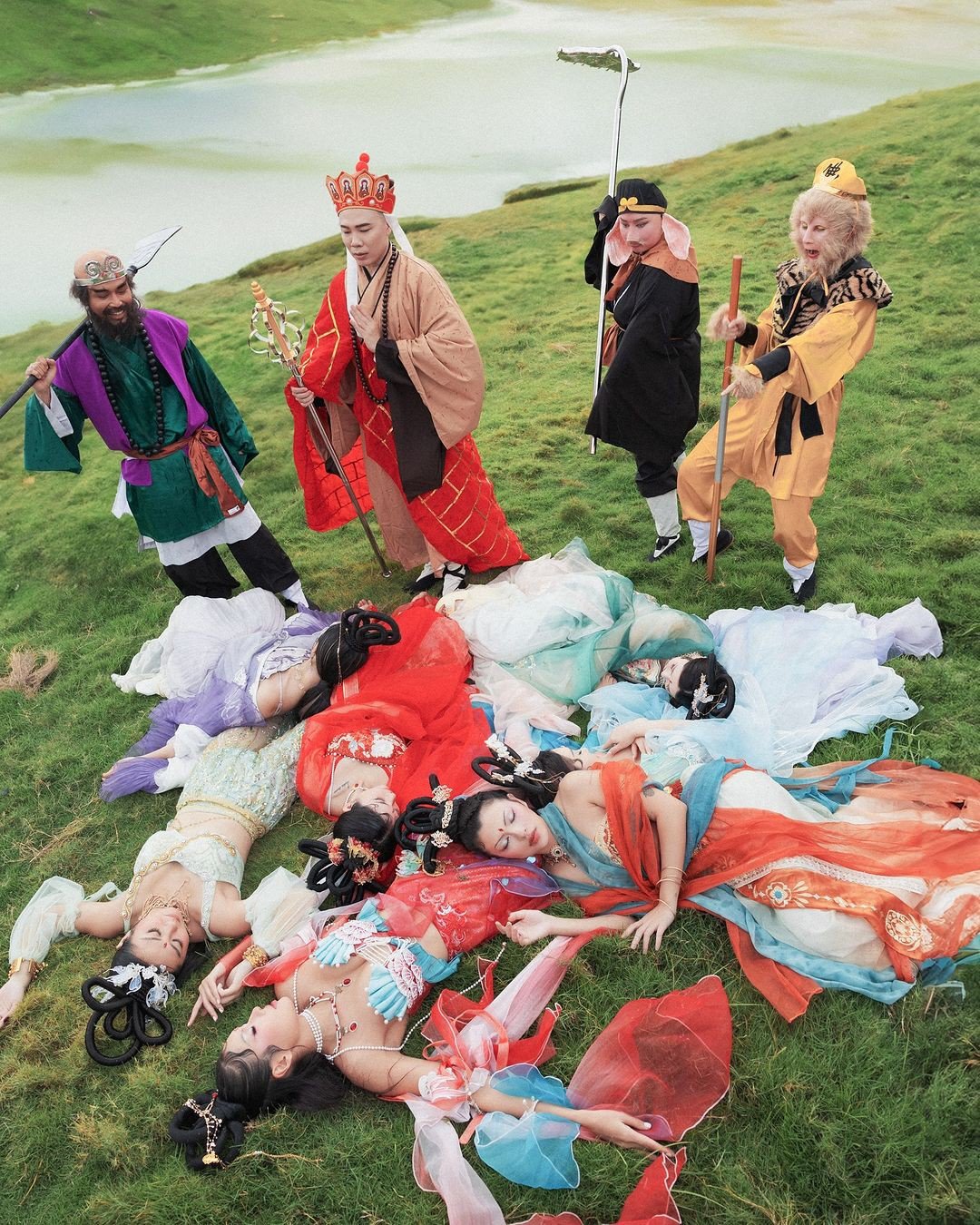 Trong tập này, Đường Tăng rơi vào hang ổ của 7 yêu tinh nhện, bị chúng làm phép nhả tơ bắt trói ăn thịt. Bộ ảnh của nhóm Quỳnh Anh Shyn đang gây sốt trên mạng xã hội.