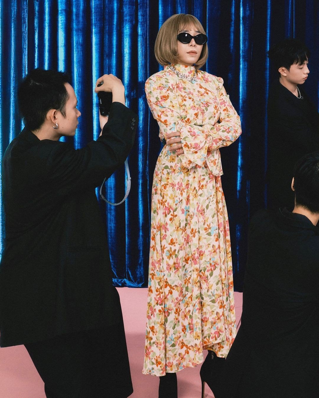 Trong khi đó, Hoàng Ku (giữa) hài hước mô phỏng bà Anna Wintour - tổng biên tập Vogue toàn cầu.