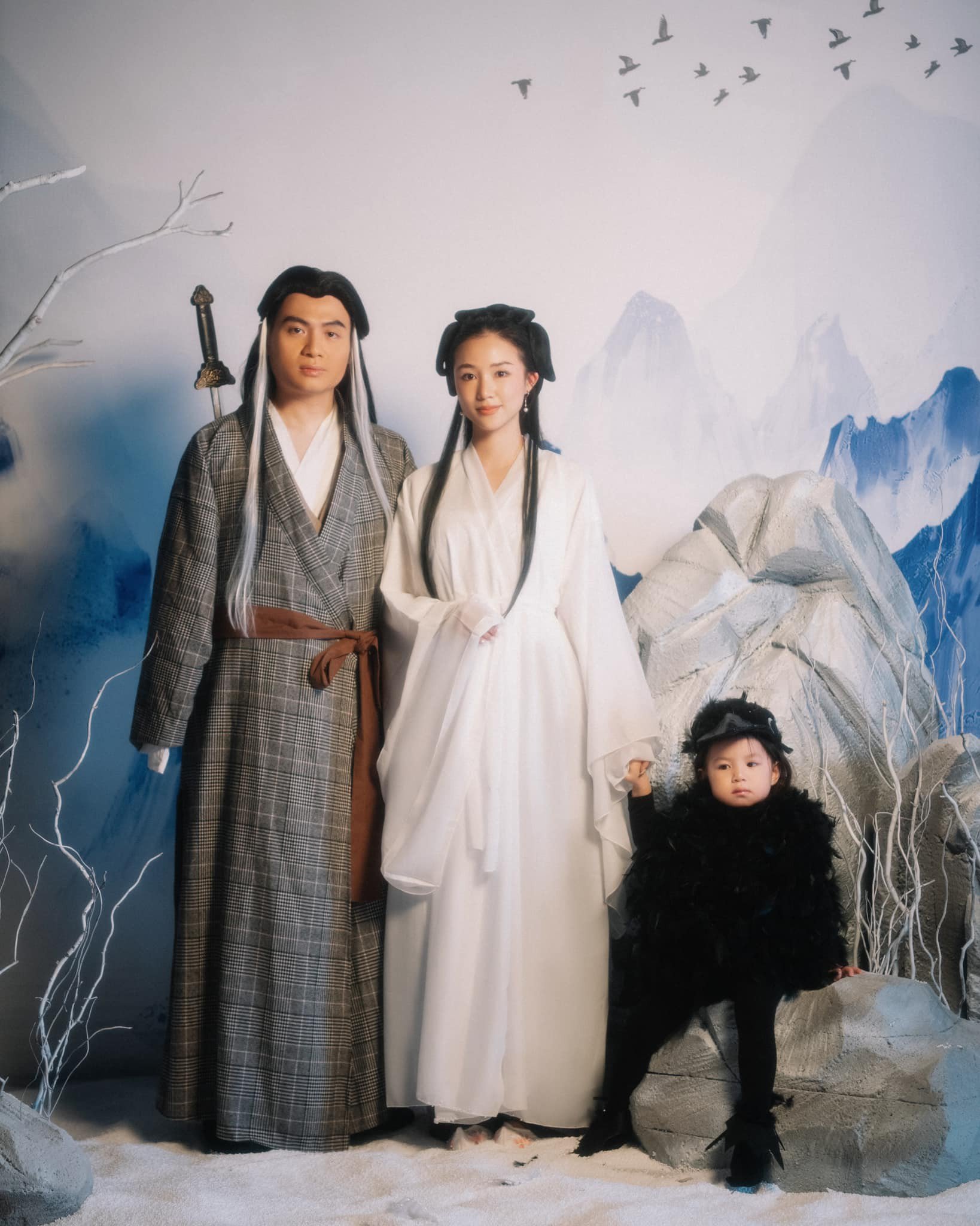 Bộ ảnh Halloween của gia đình hot girl Salim được chia sẻ chóng mặt trên mạng xã hội khi cosplay ba nhân vật trong Thần điêu đại hiệp là Dương Quá, Tiểu Long Nữ và chim điêu.