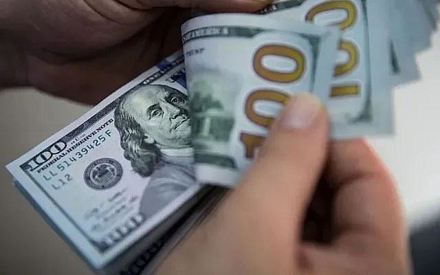 Cụ thể, lúc 8h27, tỷ giá USD tại Vietcombank và BIDV niêm yết ở mức 25.158 - 25.458 VND/USD (mua vào - bán ra). So với tỷ giá sáng qua 29/10, giá mua vào tại 2 ngân hàng giảm 36 đồng trong khi giá bán ra giảm 6 đồng.