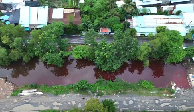 Đoạn kênh T10 nước đỏ au nhìn từ trên cao. Ảnh: Đình Văn