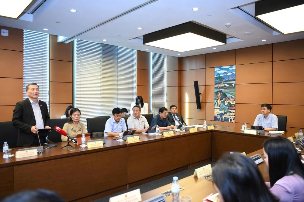 Quốc hội thảo luận tại tổ về dự luật sửa đổi một số luật trong lĩnh vực đầu tư. Ảnh: QH