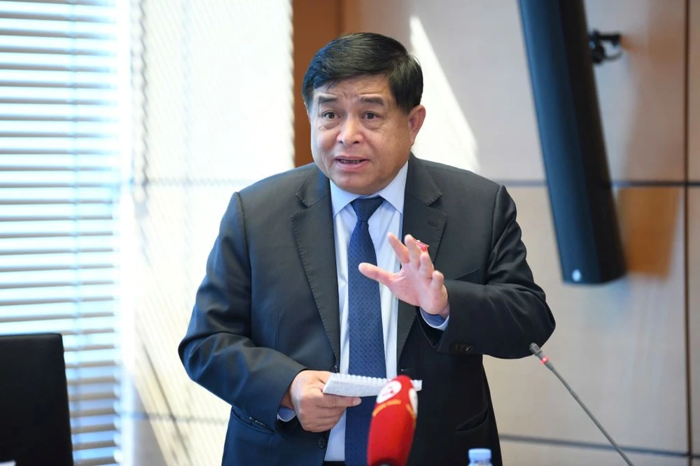 Bộ trưởng Nguyễn Chí Dũng kể nhiều câu chuyện hay về thủ tục đầu tư ở các nước. Ảnh: HTQ