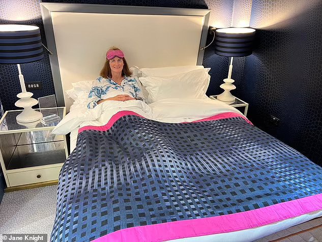 Jane Knight trải nghiệm chiếc đệm đắt đỏ giúp hỗ trợ giấc ngủ.