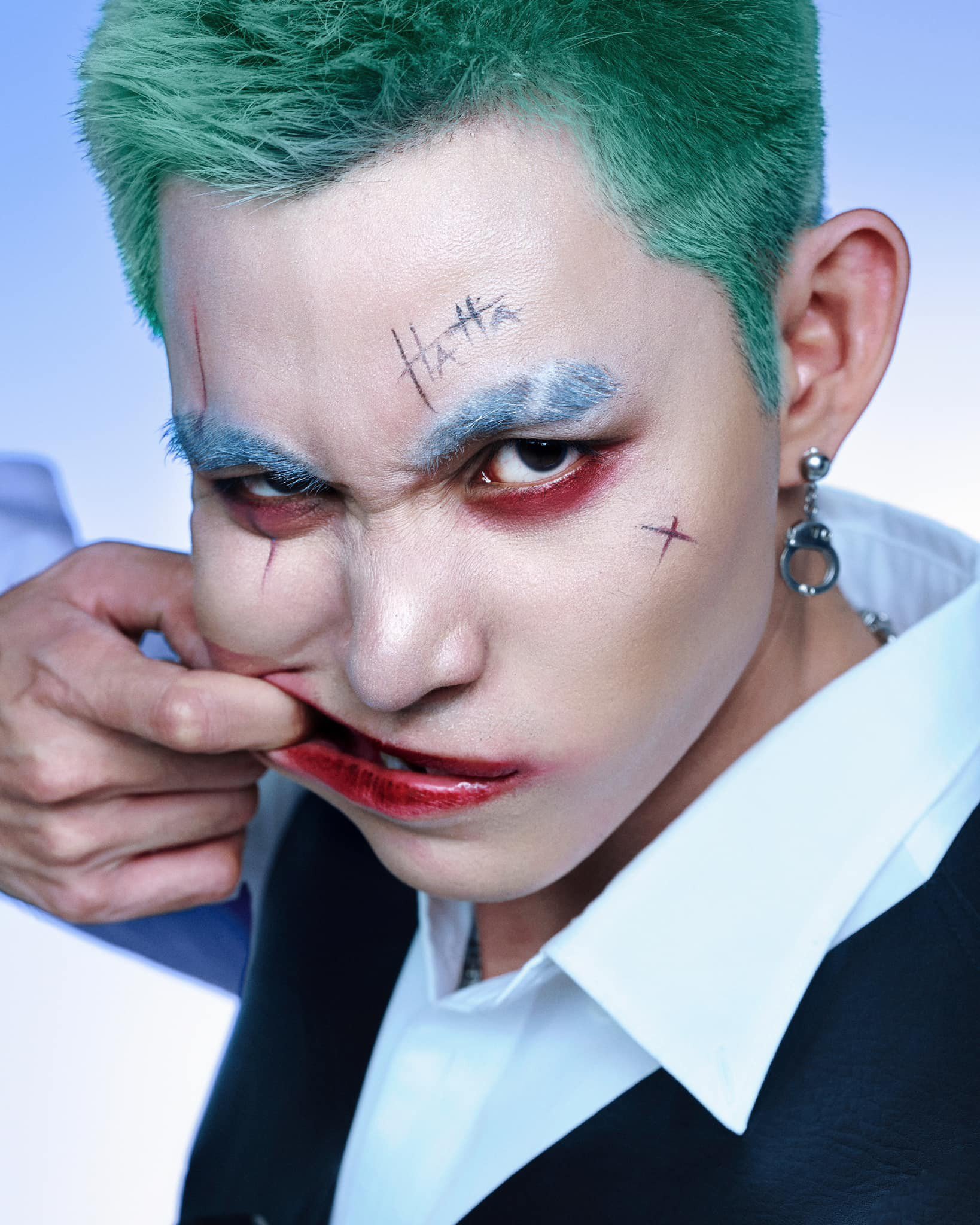Anh tài Jun Phạm đầu tư trang điểm, nhuộm tóc xanh để trở thành Joker trong truyện tranh của DC Comics.