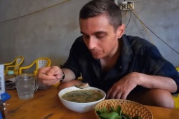 Khách Tây sung sướng khi tìm thấy món ngon ở Hà Tĩnh, ăn liền 2 bát