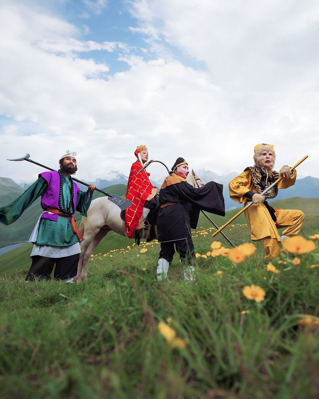 4 thầy trò Đường Tăng qua màn hóa thân của Quỳnh Anh Shyn và nhóm bạn. Bộ ảnh được chỉnh màu tạo cảm giác xem thước phim từ năm 1986.