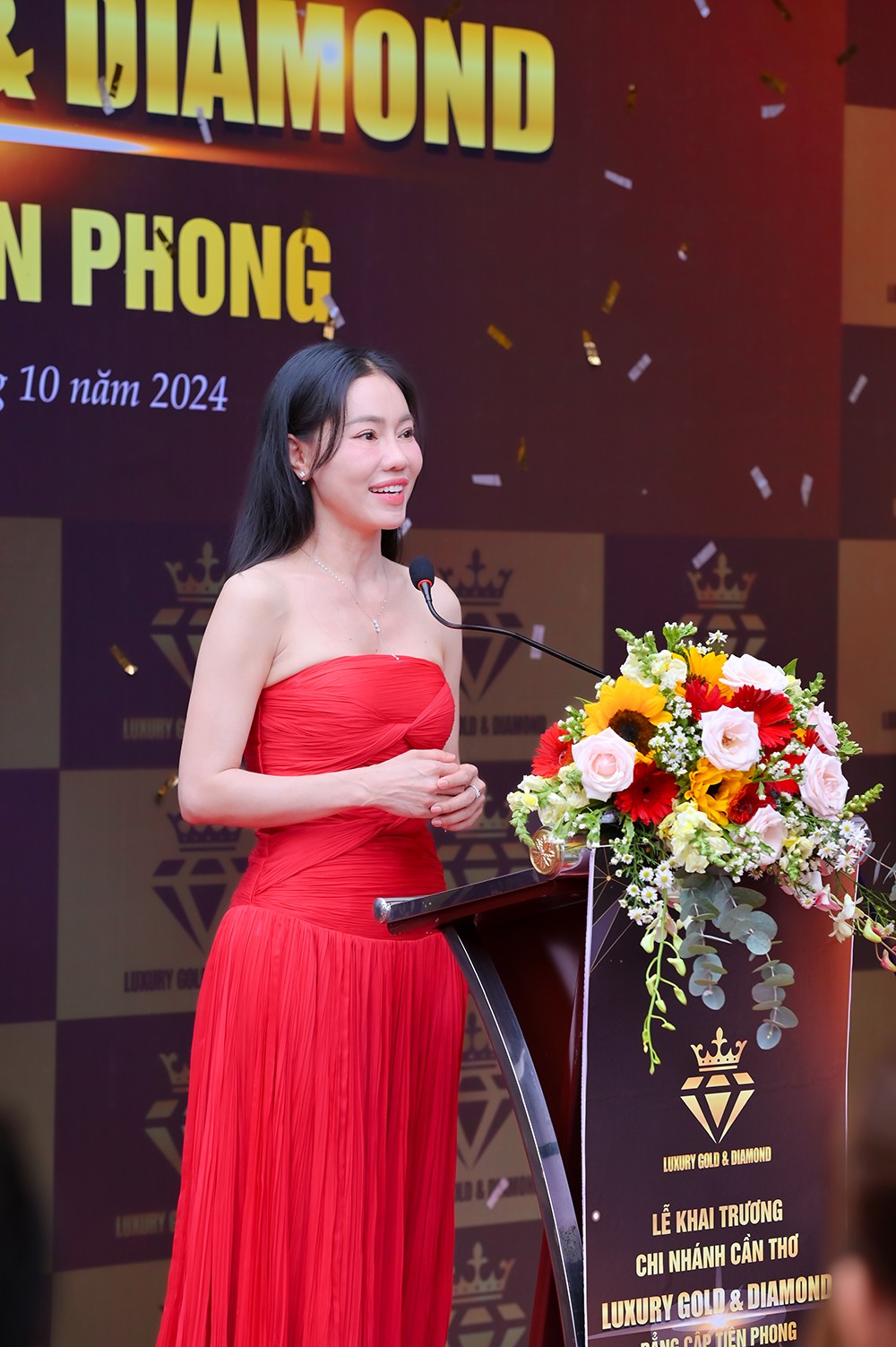 Thạc sĩ Phạm Kim Dung - Chủ tịch Công ty Sen Vàng phát biểu tại buổi lễ khai trương.