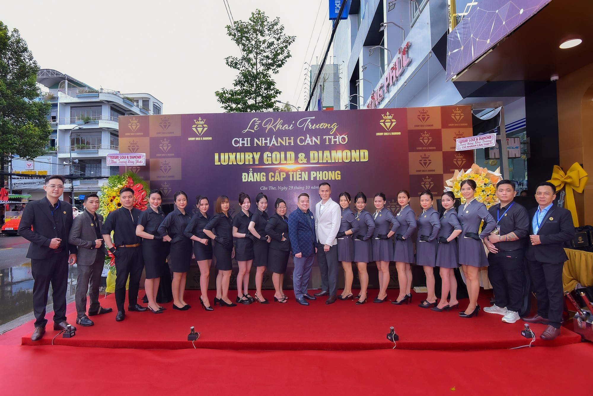 Trong tuần lễ khai trương, cửa hàng áp dụng nhiều ưu đãi hấp dẫn.