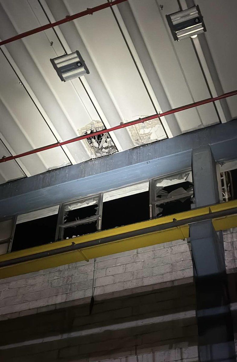 UAV làm thủng mái nhà máy sản xuất máy bay ở Israel (ảnh: Times of Israel)