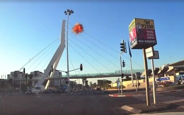 UAV phát nổ trên cầu ở thành phố Nahariya (ảnh: Times of Israel)