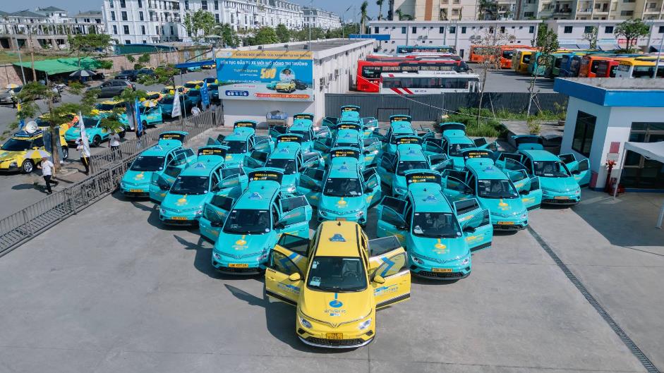 Theo thỏa thuận hợp tác, Én Vàng Taxi sẽ mua, thuê xe điện VinFast từ Xanh SM, nâng tổng số đội xe lên 500 taxi điện trong năm 2024